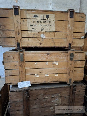 Sprzęt służby OPBMR - pakiet zawierający 6 poz. asort. (wg oddzielnego wykazu), w tym m.in.: kanistry stalowe 20 l, skrzynie drewniane, torby na maski pgaz, zestaw namiotów do zabiegów sanitarnych itp. 